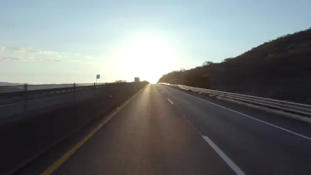Carretera al amanecer