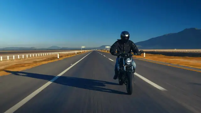 Motorista circulando por una carretera
