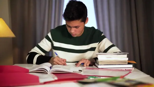 Alumno estudiando en casa
