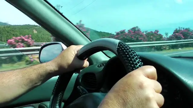 Manos en el volante durante una clase práctica